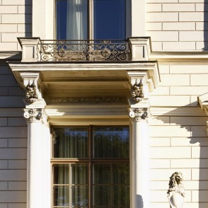 Fasādes fragments (Kr. Barona iela 12) Fasādes fragments (Kr. Barona iela 12)