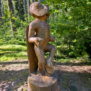 Sienāža skulptūra Cīravas mežaparkā Sienāža skulptūra Cīravas mežaparkā