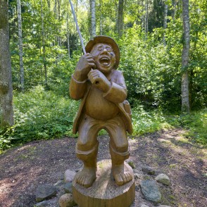 Makšķernieka skulptūra Cīravas mežaparkā Makšķernieka skulptūra Cīravas mežaparkā