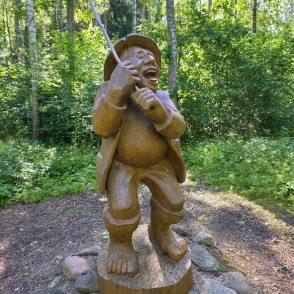 Makšķernieka skulptūra Cīravas mežaparkā Makšķernieka skulptūra Cīravas mežaparkā