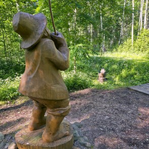 Makšķernieka skulptūra Cīravas mežaparkā Makšķernieka skulptūra Cīravas mežaparkā