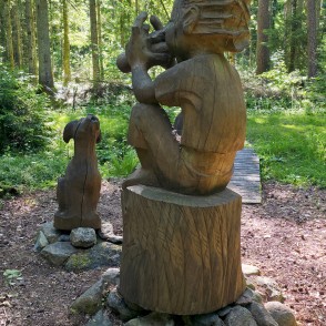 Stabulētāja skulptūra Cīravas mežaparkā Stabulētāja skulptūra Cīravas mežaparkā