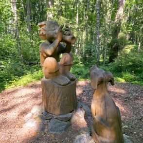 Stabulētāja skulptūra Cīravas mežaparkā Stabulētāja skulptūra Cīravas mežaparkā