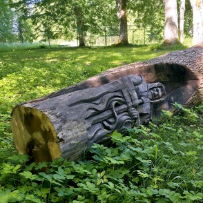 Koka skulptūra nokalpojusi savu mūžu Koka skulptūra nokalpojusi savu mūžu