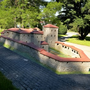 Bruņinieku pils makets Kandavā Bruņinieku pils makets Kandavā