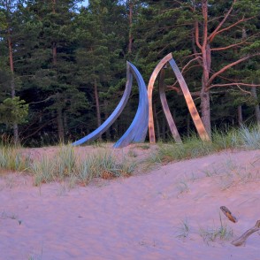 Vides objekts un piemineklis kapteinim Visvaldim Feldmanim Kolkasragā Vides objekts un piemineklis kapteinim Visvaldim Feldmanim Kolkasragā