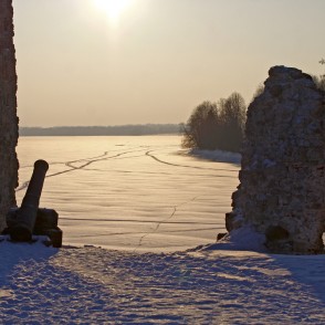 Kokneses pilsdrupas ziemas saulrietā Kokneses pilsdrupas ziemas saulrietā