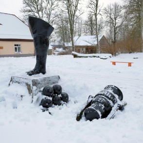 Piemiņas zīme "Kārļa XII zābaks" ziemā Piemiņas zīme "Kārļa XII zābaks" ziemā