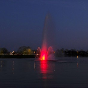 Reņķa dārza strūklaka naktī, Ventspils Reņķa dārza strūklaka naktī, Ventspils