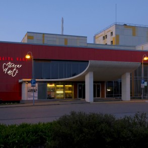 Teātra nams "Jūras vārti" naktī Teātra nams "Jūras vārti" naktī