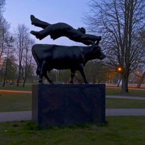 Saimnieka levitācija virs Kurzemes Zilās govs... naktī Saimnieka levitācija virs Kurzemes Zilās govs... naktī