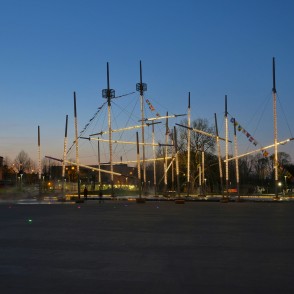 Ventspils Lielā laukuma strūklaka naktī Ventspils Lielā laukuma strūklaka naktī