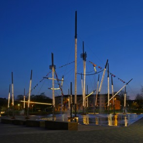 Ventspils Lielā laukuma strūklaka naktī Ventspils Lielā laukuma strūklaka naktī