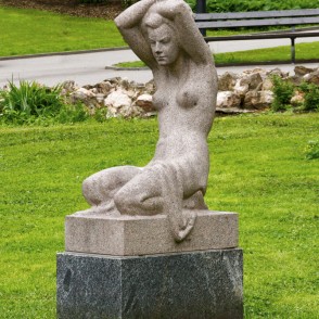 Skulptūra Bastejkalnā, Rīgas Kanālmalas apstādījumos Skulptūra Bastejkalnā, Rīgas Kanālmalas apstādījumos