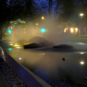 Strūklaka "Saules laiviņas" naktī Strūklaka "Saules laiviņas" naktī