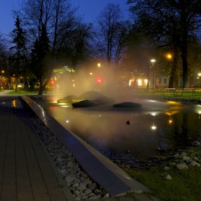 Strūklaka "Saules laiviņas" naktī Strūklaka "Saules laiviņas" naktī