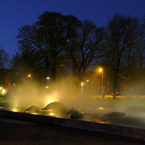 Strūklaka "Saules laiviņas" naktī Strūklaka "Saules laiviņas" naktī