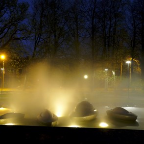 Strūklaka "Saules laiviņas" naktī Strūklaka "Saules laiviņas" naktī