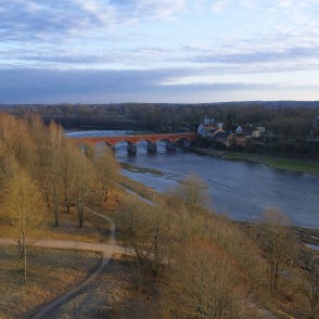Skats uz Kuldīgu no skatu torņa Skats uz Kuldīgu no skatu torņa