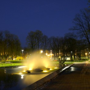 Strūklaka "Saules laiviņas" naktī Strūklaka "Saules laiviņas" naktī