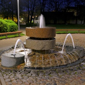 Strūklaka “Dzirnakmens” naktī Strūklaka “Dzirnakmens” naktī