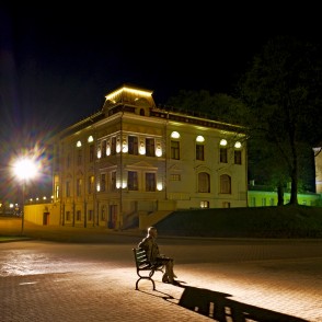 Piemineklis Krišjānim Valdemāram Ventspilī, naktī Piemineklis Krišjānim Valdemāram Ventspilī, naktī