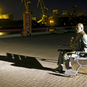 Piemineklis Krišjānim Valdemāram Ventspilī, naktī Piemineklis Krišjānim Valdemāram Ventspilī, naktī