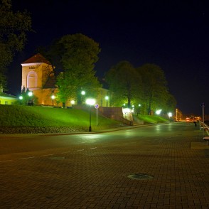 Ventspils Ostas ielas promenāde naktī Ventspils Ostas ielas promenāde naktī