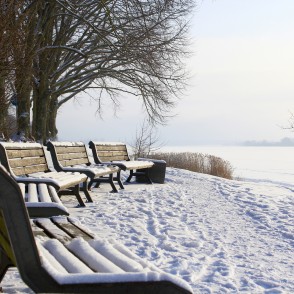 Apsniguši soliņi Ķengaraga promenādē Apsniguši soliņi Ķengaraga promenādē