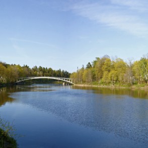 Arkveida gājēju tilts pār Ogres upi Arkveida gājēju tilts pār Ogres upi