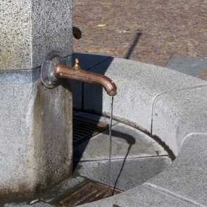 Tirgus laukuma akas ūdens krāns Tirgus laukuma akas ūdens krāns