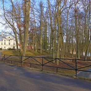 Skats cauri parkam uz Zaļo muižu Skats cauri parkam uz Zaļo muižu