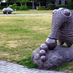 Kārļa Īves skulptūra "Dzērveņu ēdājs" Kārļa Īves skulptūra "Dzērveņu ēdājs"