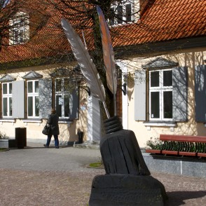 Tintnīca ar spalvām Ventspils rātslaukumā Tintnīca ar spalvām Ventspils rātslaukumā