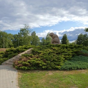 Skulptūra "Atceroties" Carnikavā Skulptūra "Atceroties" Carnikavā