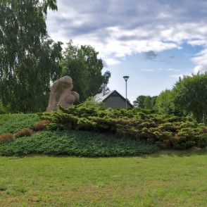 Skulptūra "Atceroties" Carnikavā Skulptūra "Atceroties" Carnikavā