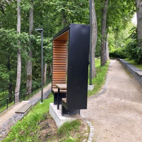 Stilizētais rāmis "Ierāmē Talsus" un labiekārtotas gājēju takas parkā Stilizētais rāmis "Ierāmē Talsus" un labiekārtotas gājēju takas parkā