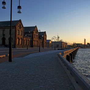 Atjaunotā Ostas ielas promenāde Ventspilī, saulrietā Atjaunotā Ostas ielas promenāde Ventspilī, saulrietā
