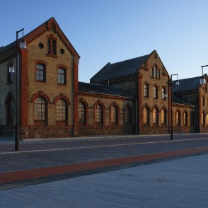 Atjaunotā Ostas ielas promenāde Ventspilī, saulrietā Atjaunotā Ostas ielas promenāde Ventspilī, saulrietā