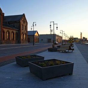 Atjaunotā Ostas ielas promenāde Ventspilī, saulrietā Atjaunotā Ostas ielas promenāde Ventspilī, saulrietā