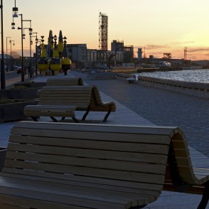 Atjaunotā Ostas ielas promenāde Ventspilī, saulrietā Atjaunotā Ostas ielas promenāde Ventspilī, saulrietā