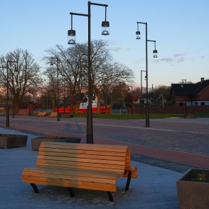 Atjaunotā Ostas ielas promenāde vakarā (Ventspils) Atjaunotā Ostas ielas promenāde vakarā (Ventspils)