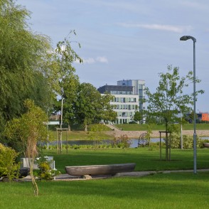 Skats no Pasta salas uz Biznesa inkubatoru un bijušo Vēja tuneļa ēku Skats no Pasta salas uz Biznesa inkubatoru un bijušo Vēja tuneļa ēku