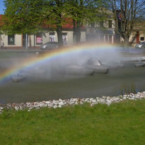 Varavīksne strūklakā "Saules laiviņas" Varavīksne strūklakā "Saules laiviņas"