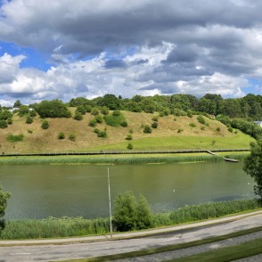 Panorāmas skats uz Talsu pilskalnu un Talsu ezeru Panorāmas skats uz Talsu pilskalnu un Talsu ezeru