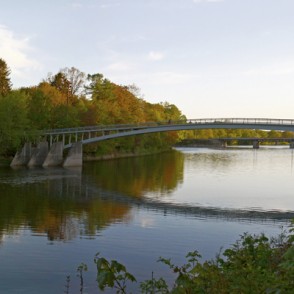 Arkveida gājēju tilts pār Ogres upi Arkveida gājēju tilts pār Ogres upi