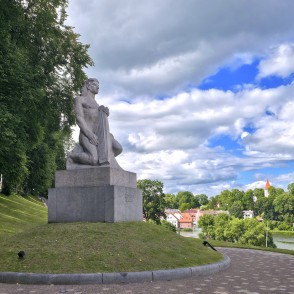 Piemineklis Koklētājs pie Talsu ezera Piemineklis Koklētājs pie Talsu ezera