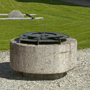 Saules pulkstenis Ventspils viduslaiku pils pagalmā Saules pulkstenis Ventspils viduslaiku pils pagalmā