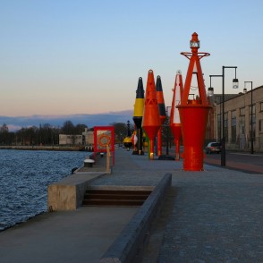 Bojas Ventspils atjaunotājā Ostas ielas promenādē Bojas Ventspils atjaunotājā Ostas ielas promenādē