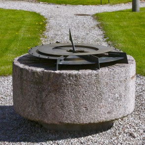 Saules pulkstenis Ventspils viduslaiku pils pagalmā Saules pulkstenis Ventspils viduslaiku pils pagalmā